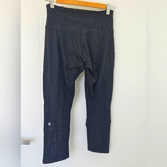 Lululemon crop, older style, luon fabric sz.6, high-waisted, with gold snaps - Picture 2 of 4